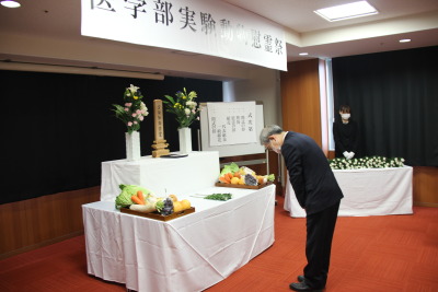 トップ > 新着情報 > 令和2年度鳥取大学医学部動物慰霊祭02