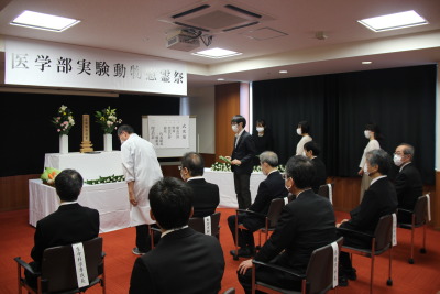 トップ > 新着情報 > 令和2年度鳥取大学医学部動物慰霊祭03
