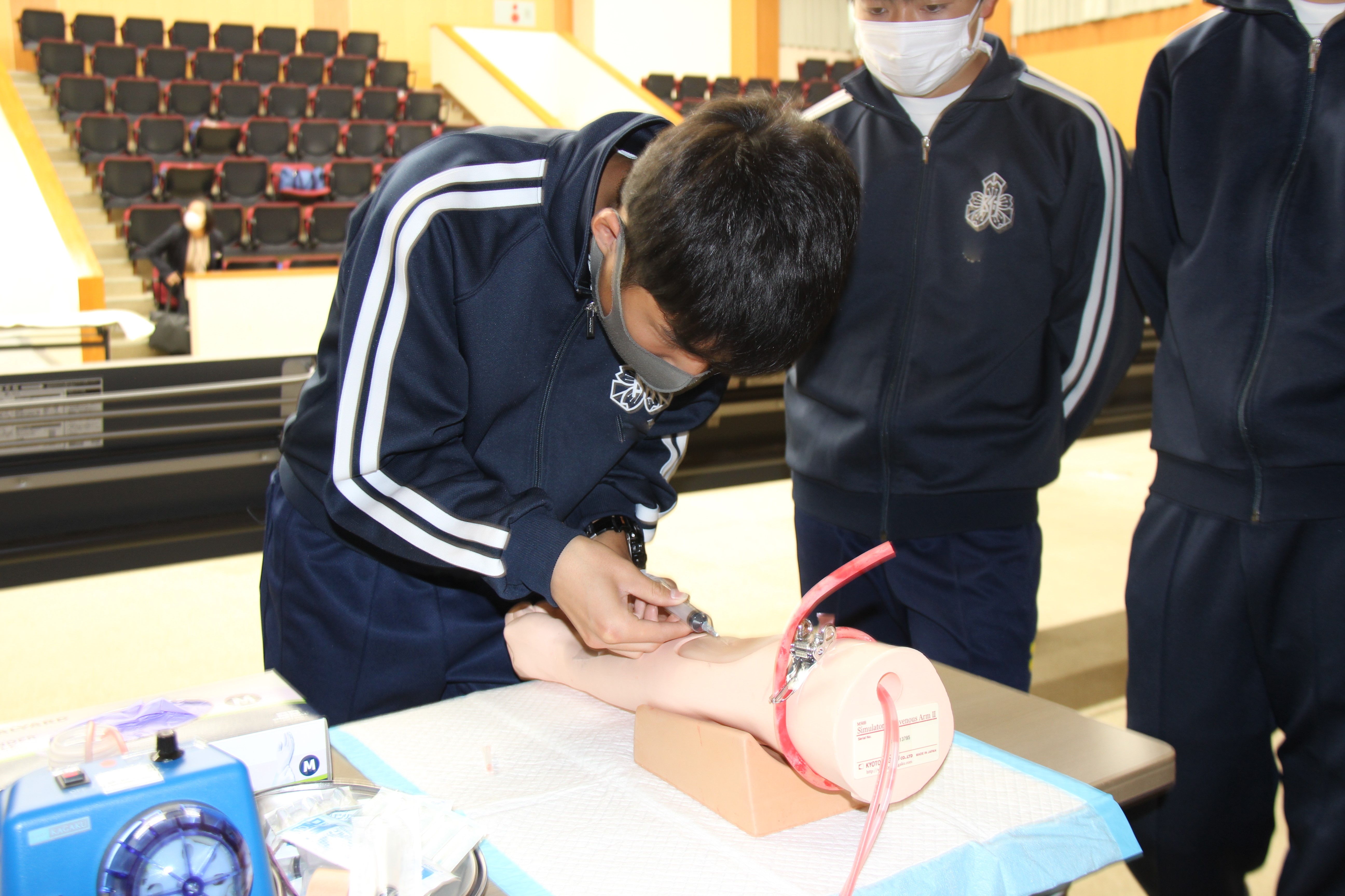 トップ > 新着情報 > 鳥取大学附属中学校3年生が修学旅行(体験実習)で医学部を訪れました02