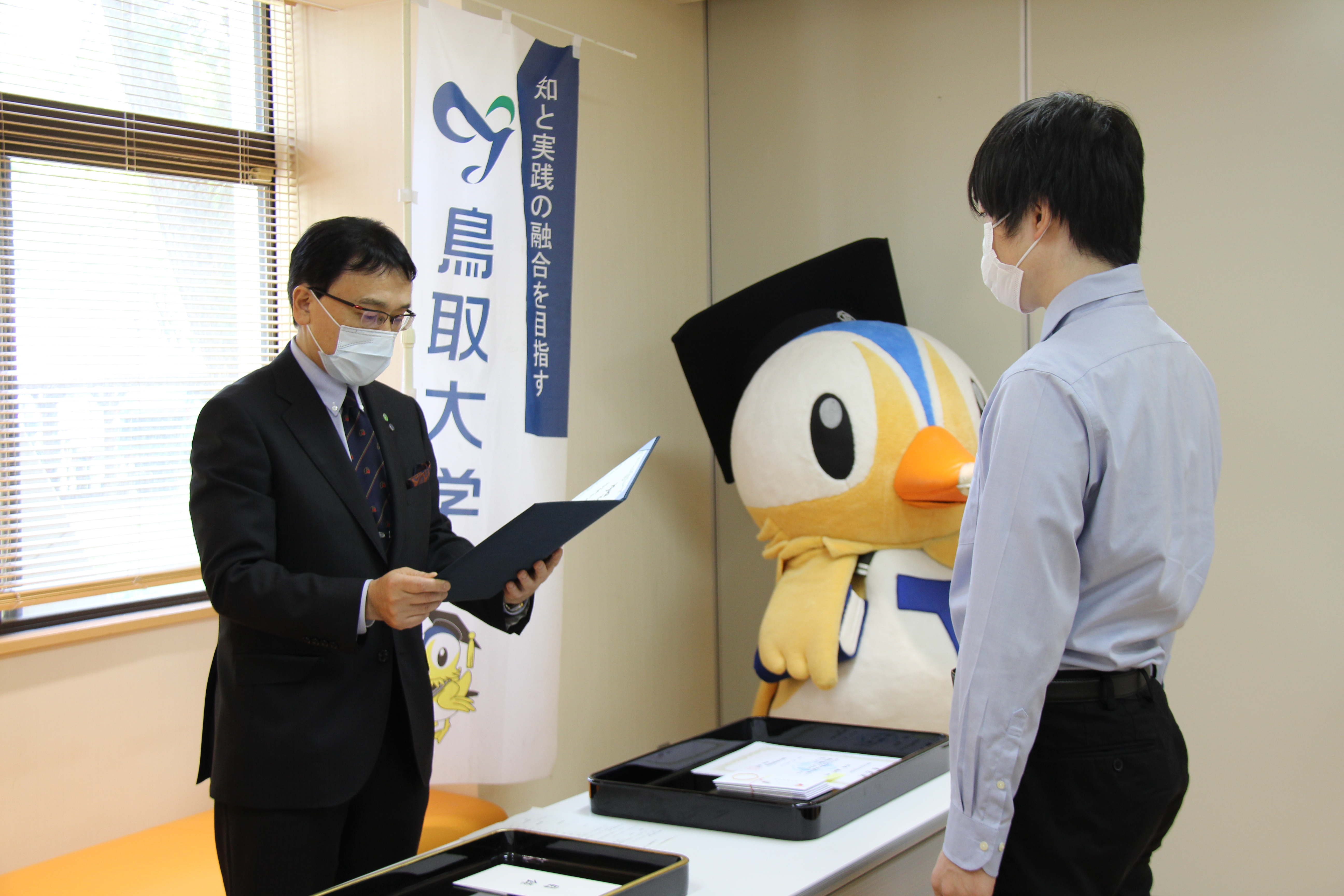 トップ > 新着情報 > 鳥取大学優秀学生育成奨学金表彰および医学部長表彰を授与しました01