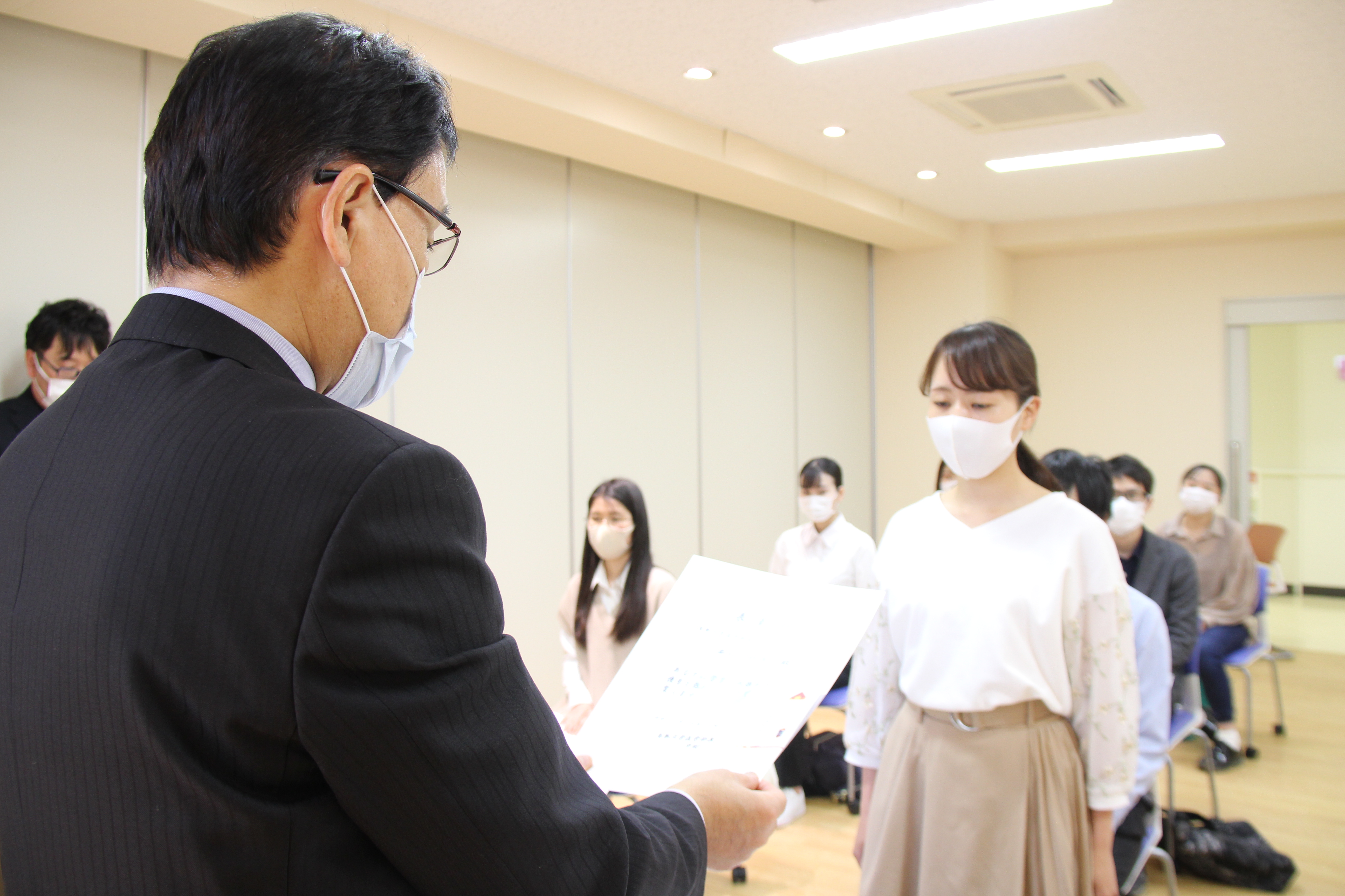 トップ > 新着情報 > 鳥取大学優秀学生育成奨学金表彰および医学部長表彰を授与しました02