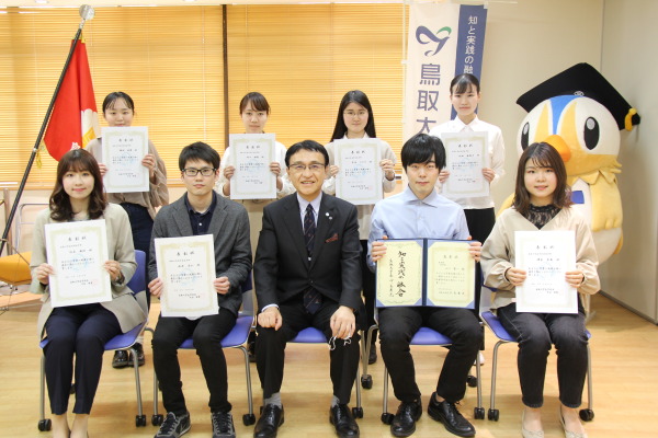 トップ > 新着情報 > 鳥取大学優秀学生育成奨学金表彰および医学部長表彰を授与しました03