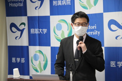 トップ > 新着情報　香月先生記者説明会01