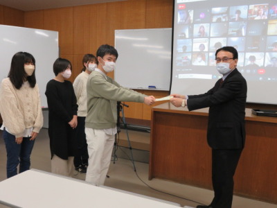 トップ > 新着情報　研究室配属発表会を開催しました②再提出