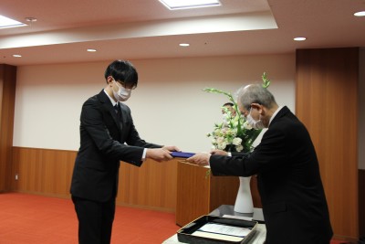 トップ > 新着情報 同窓会研究助成金交付書授与式01
