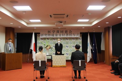 トップ > 新着情報 同窓会研究助成金交付書授与式03
