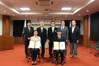 トップ > 新着情報 同窓会研究助成金交付書授与式04