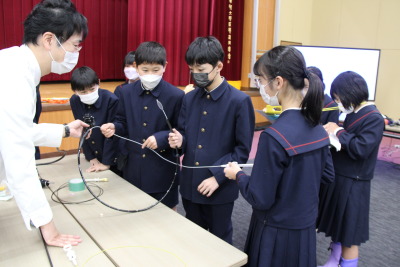 トップ > 新着情報　附属小　キャリアに拓く07