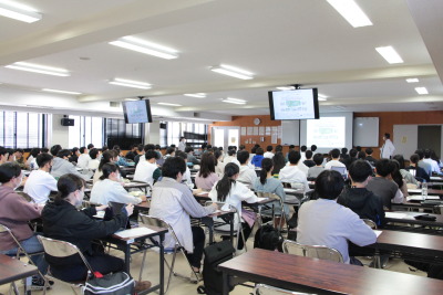 トップ＞新着情報　医学科1年　病院長講義03