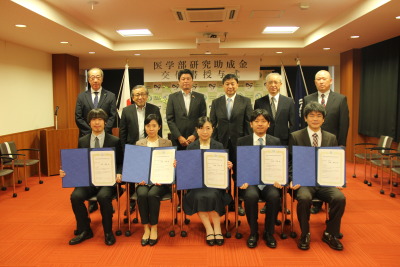 トップ > 新着情報 研究助成金交付書授与式2023 04
