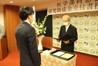 トップ > 新着情報　同窓会研究助成金交付書授与式2023 02