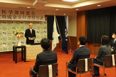 トップ > 新着情報　同窓会研究助成金交付書授与式2023 03