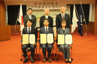 トップ > 新着情報　同窓会研究助成金交付書授与式2023 04