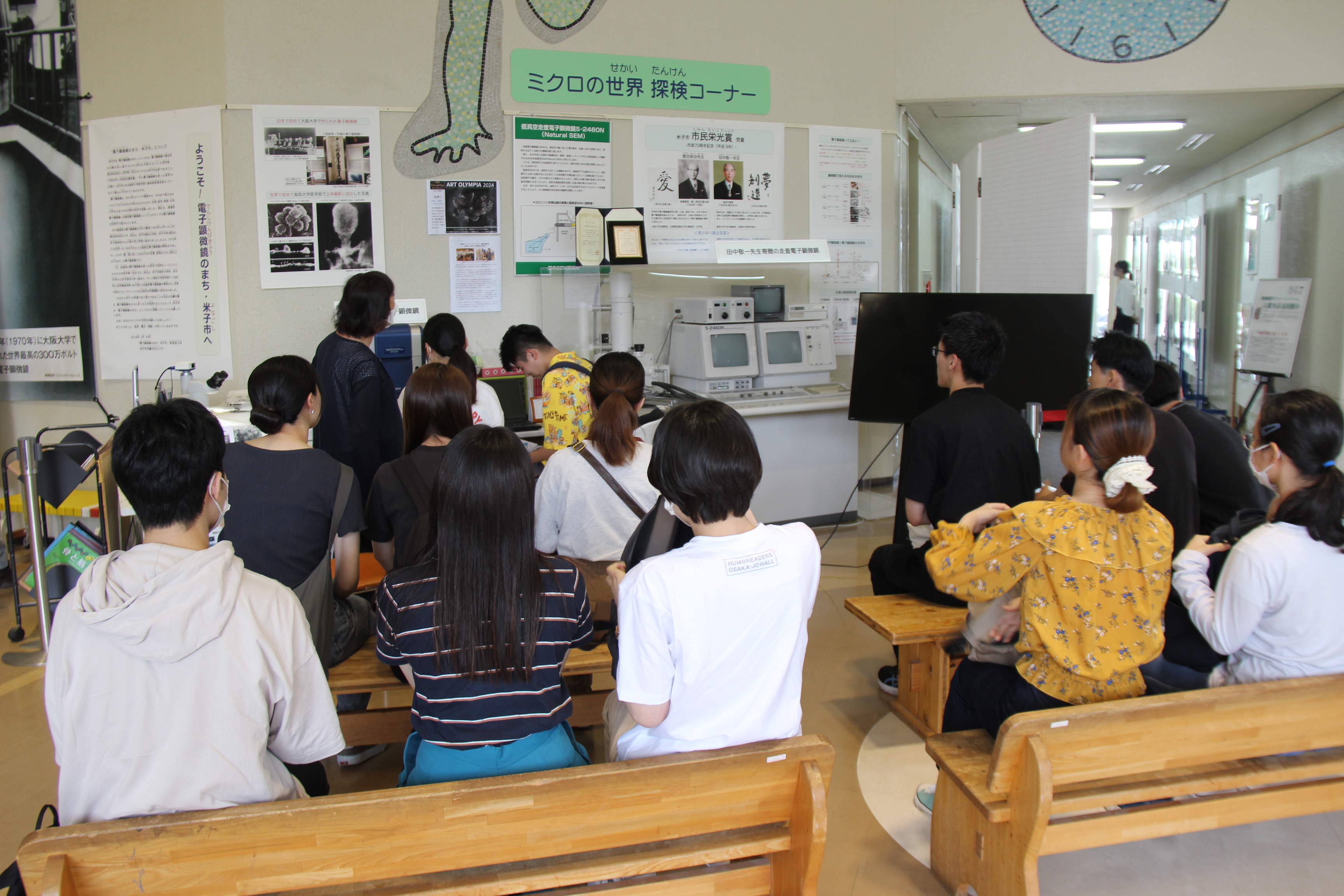 医学部の学生たちが電子顕微鏡を使った”ミクロの世界”を経験しました