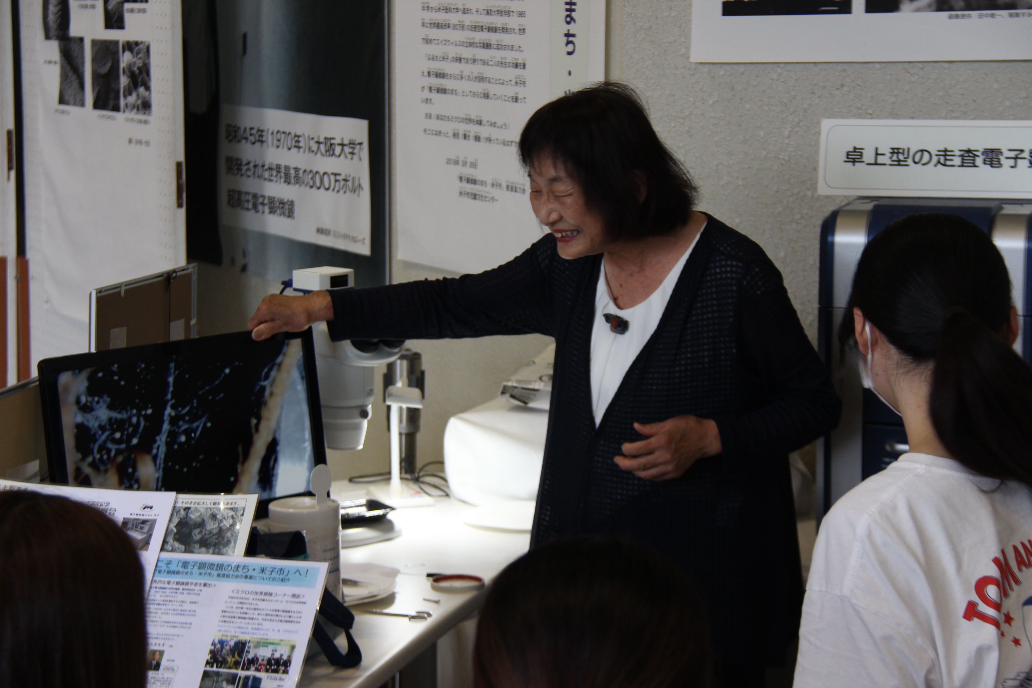 医学部の学生たちが電子顕微鏡を使った”ミクロの世界”を経験しました
