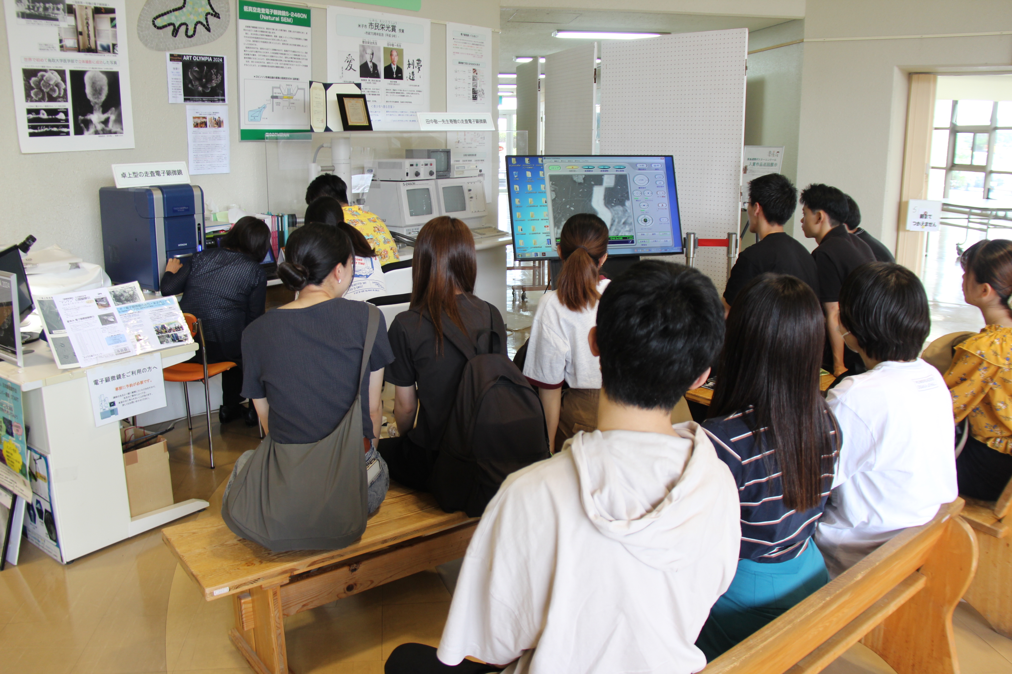 医学部の学生たちが電子顕微鏡を使った”ミクロの世界”を経験しました