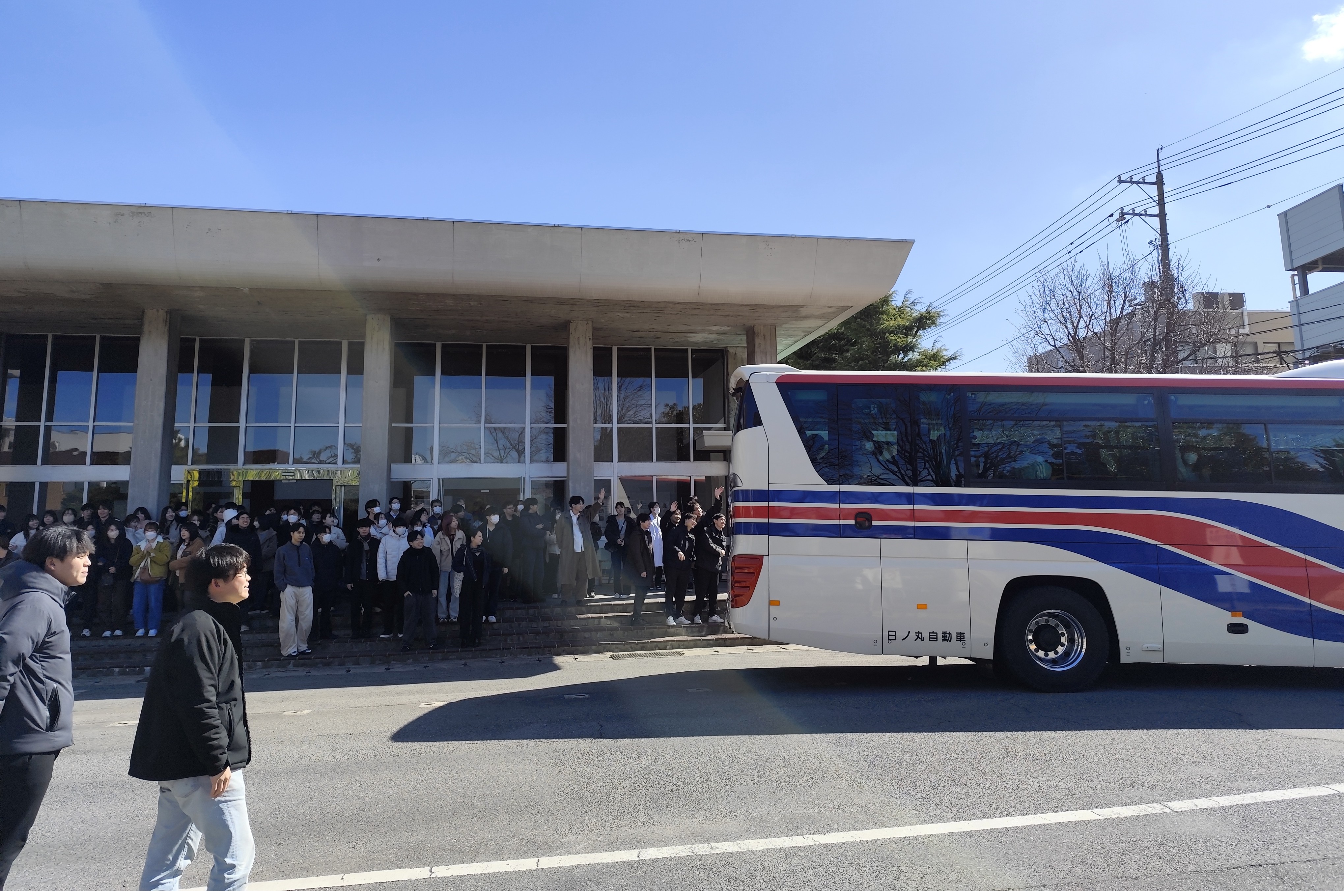 検査バス見送り