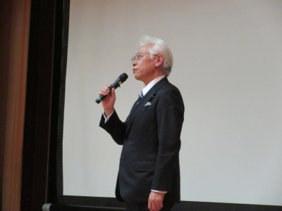 閉会の挨拶をする廣岡医学部長